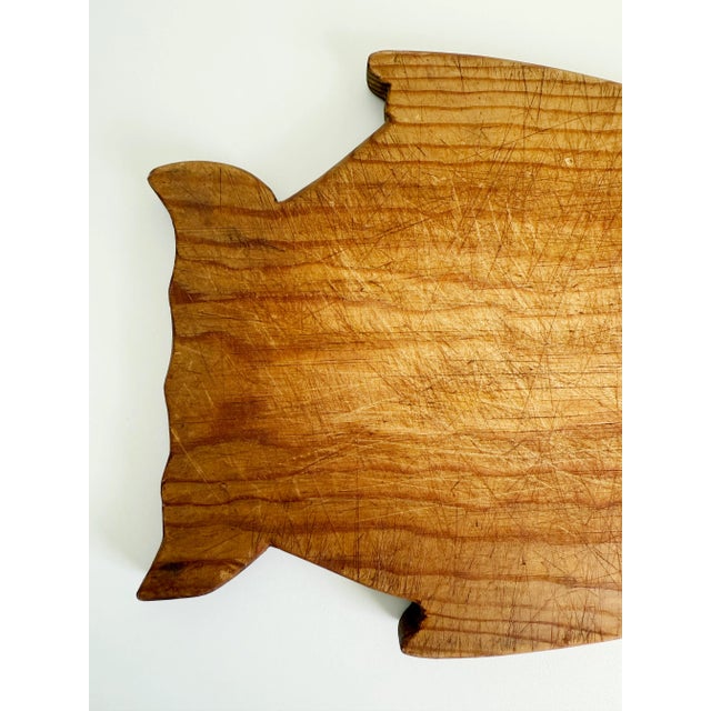Mid-Century Modern Vintage Fish Shaped Cutting Board or Charcuterie Board For Sale - Image 3 of 7