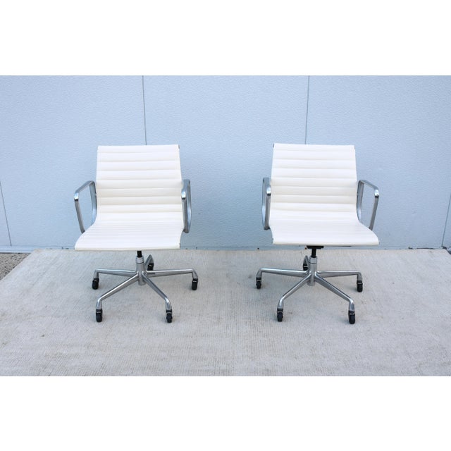 White Mid-Century Herman Miller Eames Aluminum Group Management Chair in White Leather For Sale - Image 8 of 18