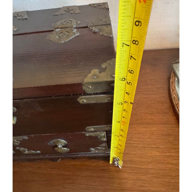 Brown Mid 20th Century Vintage Chinoiserie Lacquered Wooden Jewelry Box Adorned With Brass Hinges & Koi Fish Latch For Sale - Image 8 of 12