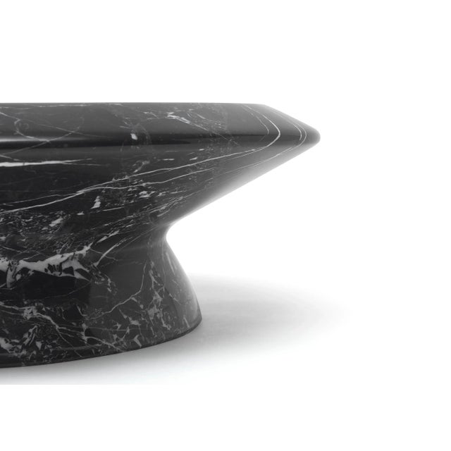 Sculptural, bright white, well-defined and multi-fold. Colominas has created a table service inspired by Angelo...