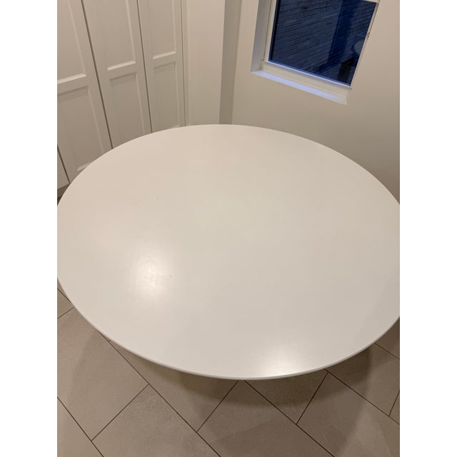 Knoll Saarinen Dining Table, Round For Sale In New York - Image 6 of 9