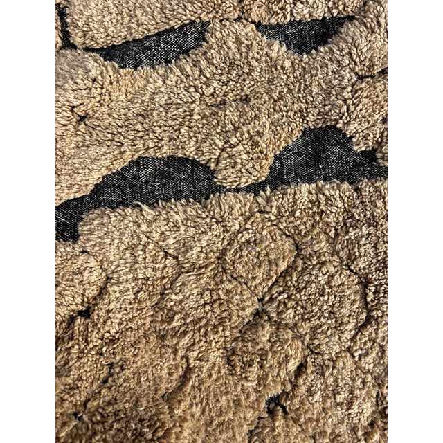 Berber Tribes of Morocco Luxury Moroccan Beni Ouarain Rug – Handmade Atlas Wool Berber Carpet – Modern Geometric Design For Sale - Image 4 of 8