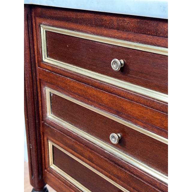 1940s Pair of mahogany and brass side tables or bedside tables with Carrara marble For Sale - Image 10 of 12