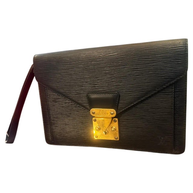 Contemporary A 1995 Louis Vuitton Poche Dragonne Blak Epi Leather Clutch For Sale - Image 3 of 18