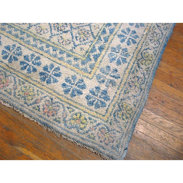 Early 20th Century 1920s White Blue Geometric Antique Agra Cotton Rug 3'6" X 5'9" Handknotted Wool Carpet For Sale - Image 5 of 6