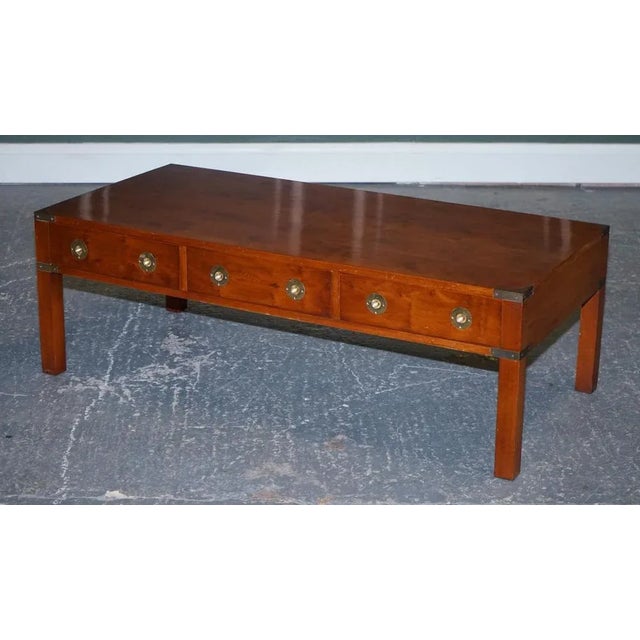 1950s Military Campaign 3-Drawer Coffee Table in Burr Yew Wood, Elm and Brass, 1950s For Sale - Image 5 of 14