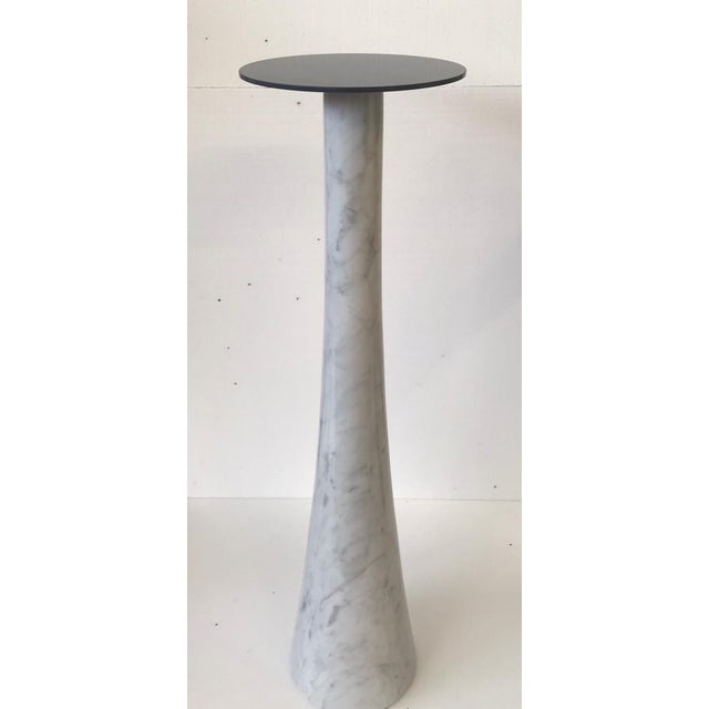 Angelo Mangiarotti Gueridon Display Column Waiting Room Model in White Carrara Marble and Lacquered Iron by Angelo Mangiarotti, 1980s For Sale - Image 4 of 5