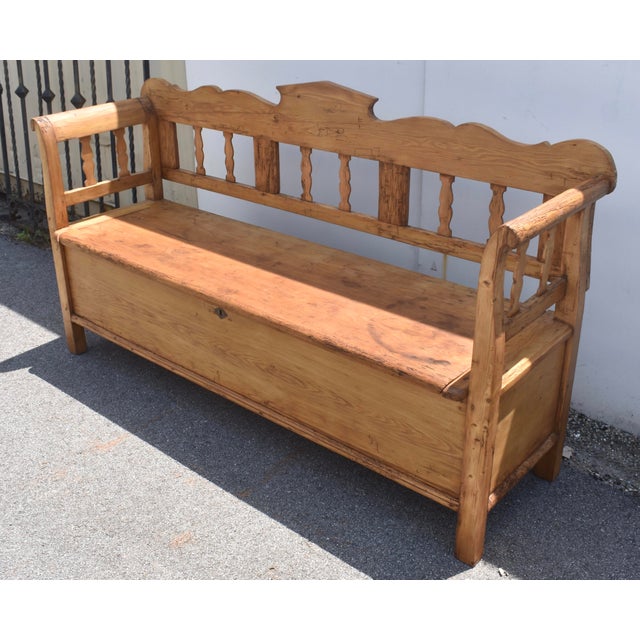 The wide top rail of this splendid storage bench is boldly scalloped and comes to a point in the center. With the narrow...