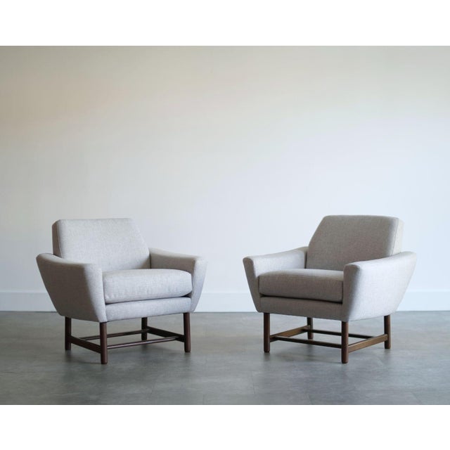 A stunning restored pair of Model 880 lounge chairs by celebrated Norwegian designer Fredrik Kayser. Crafted in Norway in...