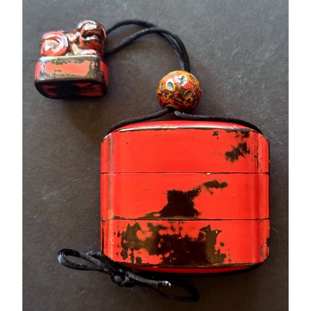 Gothic Rare Japanese Inro Netsuke and Omije with Negoro Red Lacquer Edo Period For Sale - Image 3 of 14