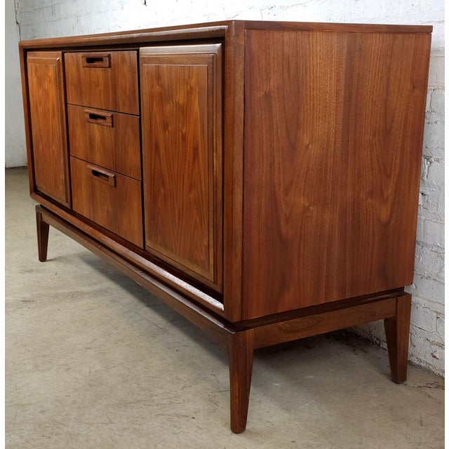 1960s 1960s Slick Restored Mid Century Modern Credenza Walnut United Furniture, Attributed For Sale - Image 5 of 13