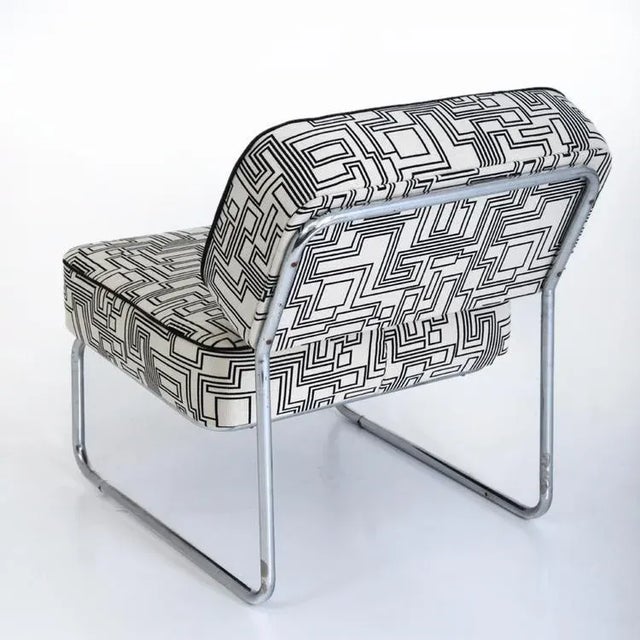 This pair of black and white armchairs on tubular steel legs in Bauhaus style features seats and backrests newly...