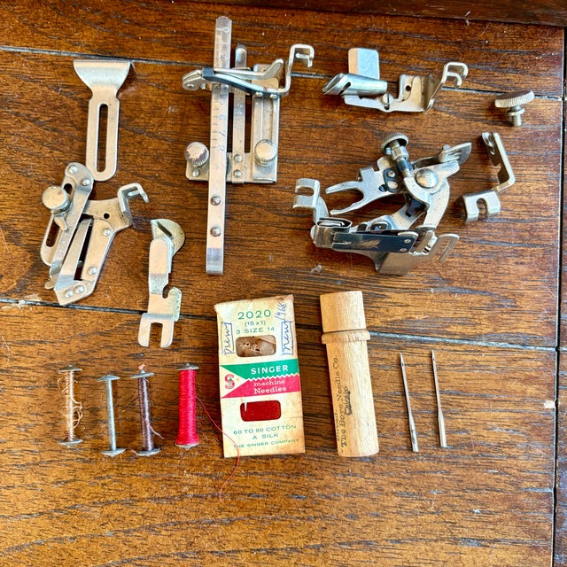 Antique Singer 128 Electric Portable Sewing Machine, 1923 – Serial 2148292a G0521323 – Original Case, Key & Accessories For Sale - Image 10 of 12