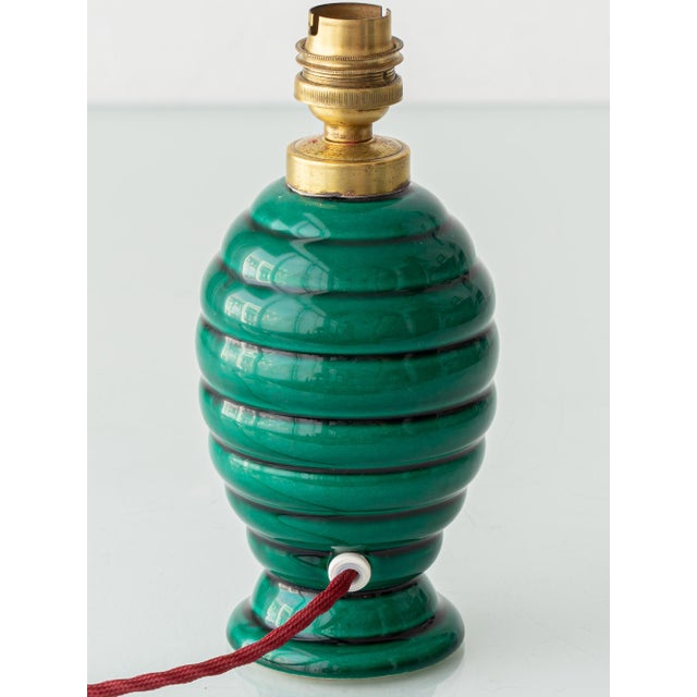 Art Deco French Emerald Green Ceramic Table Lamp with Ruby Silk Shade, 1930s For Sale - Image 11 of 14