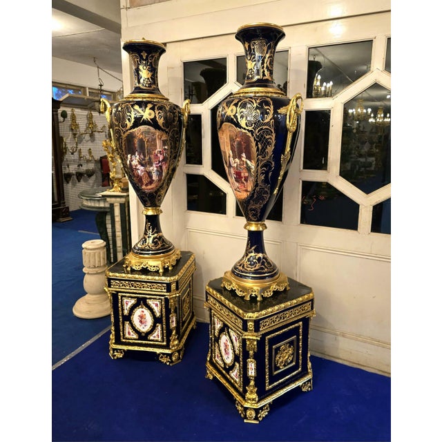 Sevres-Style Midnight Blue Porcelain Vase on Pedestal With Gold Leaf Details & French Court Scenes For Sale In Miami - Image 6 of 9