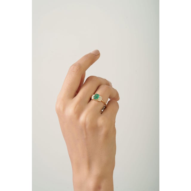 VRJewels 14k Yellow Gold 1ct Natural Zambian Emerald & Diamond Three-Stone Ring Size 9 For Sale - Image 4 of 13