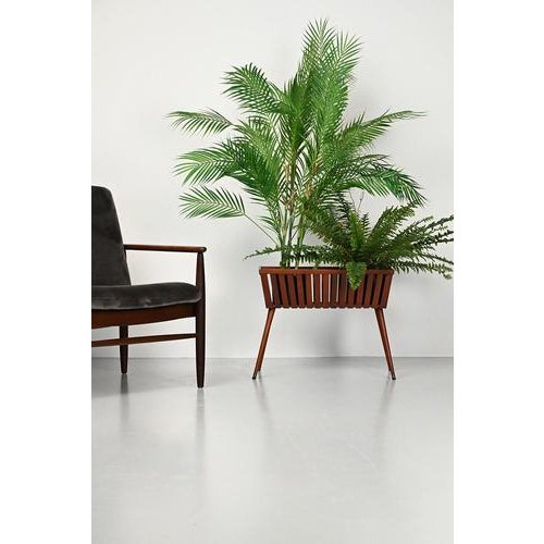 60’s teak plant stand, only to be used indoors. An original feature and addition to your ‘urban jungle’. This stand is in...