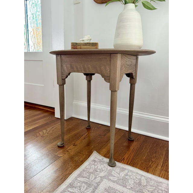 Farmhouse Vintage Queen Anne Style Refinished Oval Tiger Oak Side Table With Cabriole Legs and Scalloped Skirt For Sale - Image 3 of 10