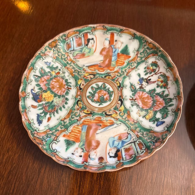 Chinoiserie Rare Mirror Pair of Chinese Famille Rose Medallion Plates For Sale - Image 3 of 5