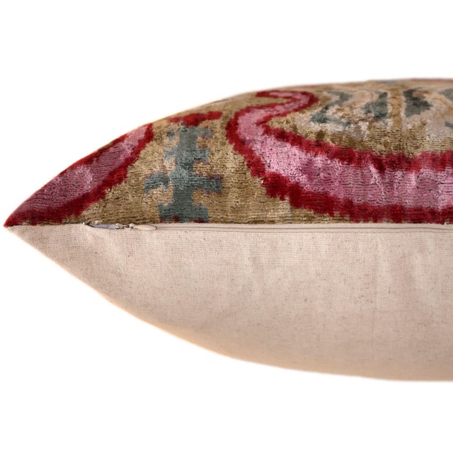 Hand-Knotted Scroll Ikat Silk Velvet Pillow - 20x20 Sand & Raspberry For Sale In San Francisco - Image 6 of 8