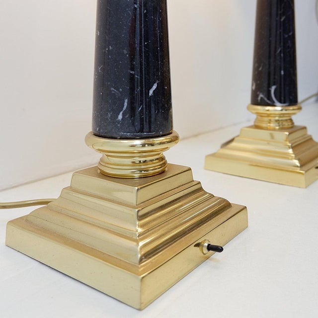 Art deco Style - Desk lamps - table lamps Tapered columns in veined black marble, resting on tiered square bases in gilded...