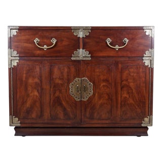 Vintage 1970s Henredon Chinoiserie Campaign Bachelor's Chest / Cabinet With Brass Hardware For Sale