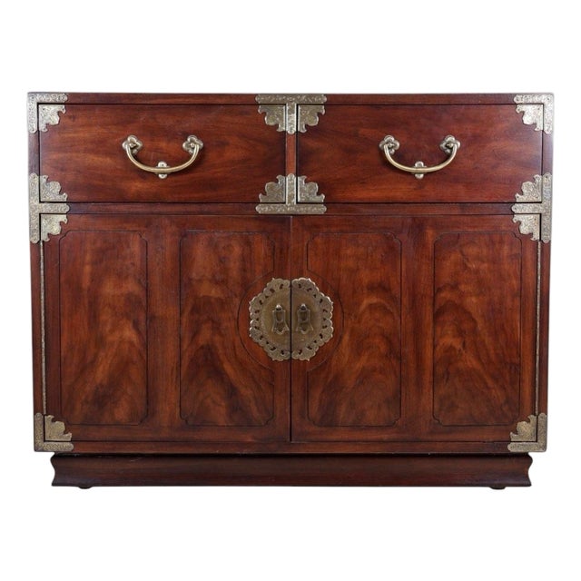 Vintage 1970s Henredon Chinoiserie Campaign Bachelor's Chest / Cabinet With Brass Hardware For Sale
