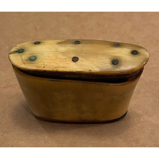19th century horn snuffbox with a lid. The stopper on the lid is wood. Unmarked.