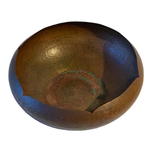 1945 Arts & Crafts-Style Armenac Hairenian Hammered Copper Scalloped Bowl For Sale