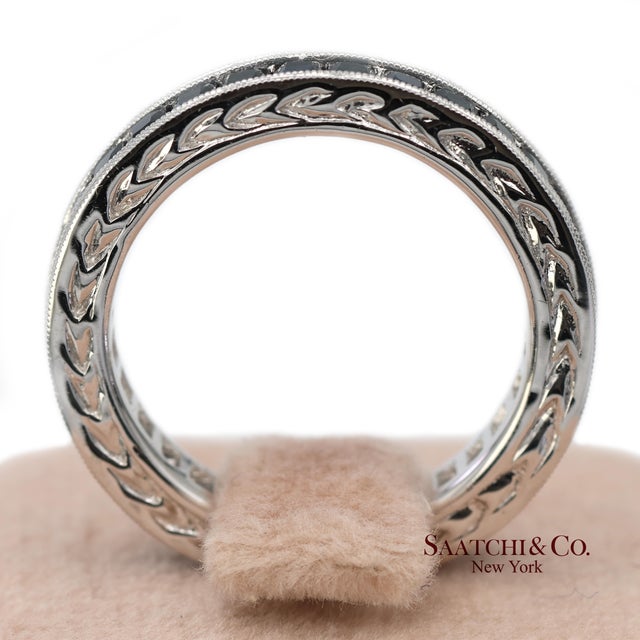 Blue 14k (585) White Gold All Around Natural Sapphire Engraving Band Ring, Size 6 For Sale - Image 8 of 11