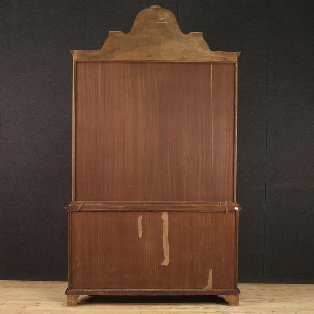 Great Dutch showcase from the second half of the 20th century. Furniture of great size and impact richly inlaid in walnut,...
