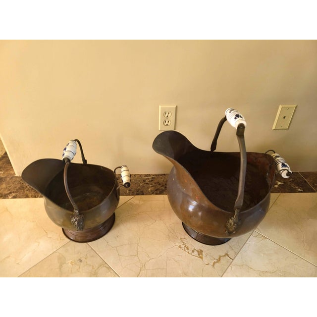 American Antique 1900s Copper Coal Scuttle Buckets With Porcelain Handles - Set of 2 For Sale - Image 3 of 8