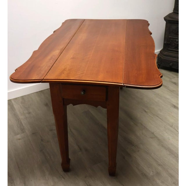 This vintage cherry sofa table by Broyhill blends traditional styling with exceptional versatility. Designed with two drop...