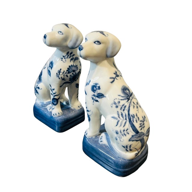 Staffordshire Pair Vintage Wong Lee Blue & White Porcelain Staffordshire Dog Figurines – Wl 1895 Hand-Painted Floral Mantel Dogs Bookends For Sale - Image 4 of 14