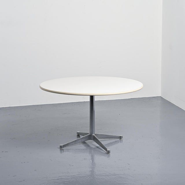 Round Table by Charles and Ray Eames for Herman Miller, 1970 For Sale - Image 9 of 9