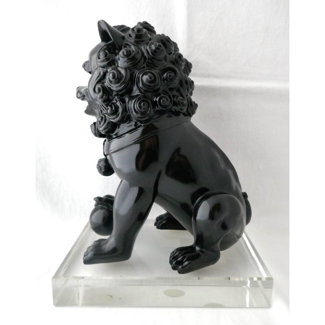 Pair of Late 20th Century Black Chinese Foo Dogs on Large Lucite Base Bookends Statues For Sale - Image 4 of 9