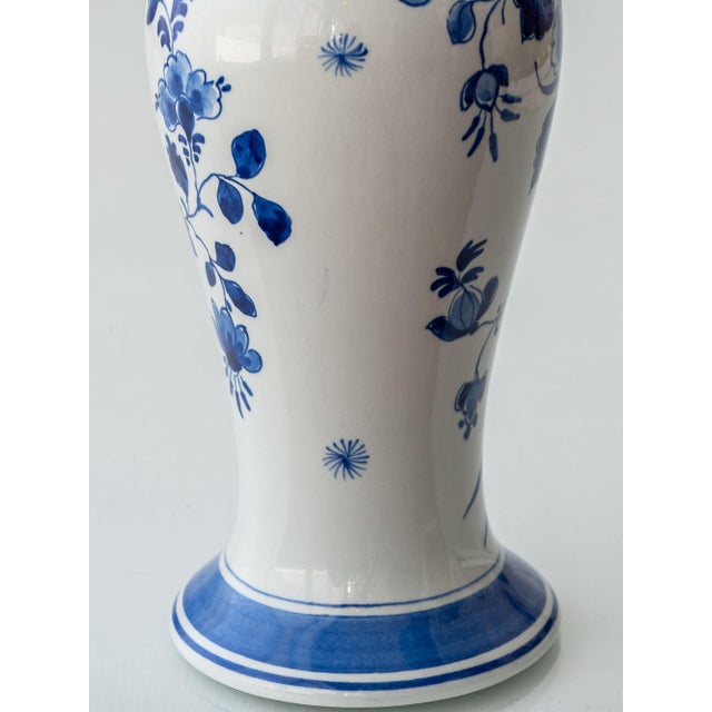Royal Delft Blue, White, and Green Chinoiserie Bird Table Lamp, 1979 For Sale - Image 9 of 17
