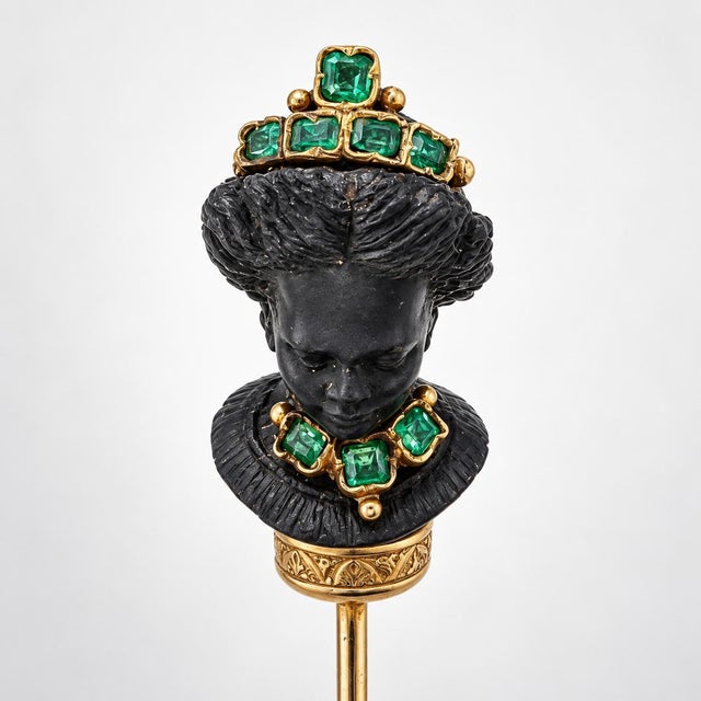 Early 20th Century Antique Edwardian Hand-Carved Blackamoor Lady Stick Gold Pin With Emerald Crown For Sale - Image 5 of 5