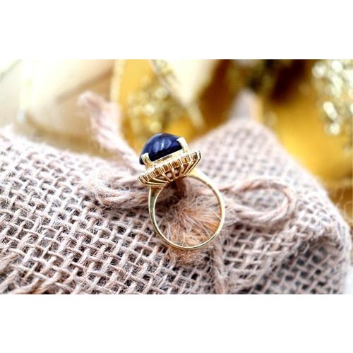 Heart-Shaped Gold Ring with Diamonds in Brilliant Cut For Sale - Image 3 of 8