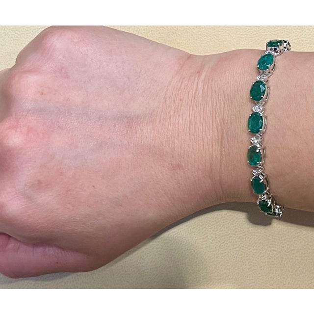 14 Carat Emerald 0.8 Carat Diamond Tennis Bracelet 18 Karat White Gold For Sale - Image 4 of 18