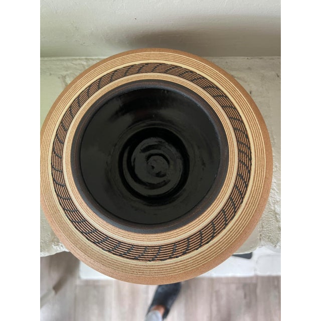 Renee Margolin Signed Studio Pottery Low Bowl Sgraffito c.1980s For Sale - Image 4 of 10