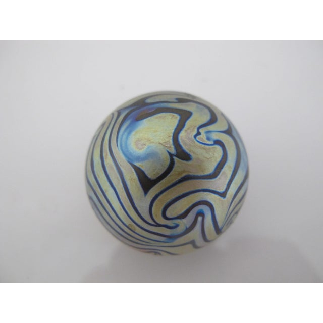 1980s Robert Eickholt Small Iridescent Blue King Tut Art Glass Sphere Paperweight For Sale - Image 5 of 7