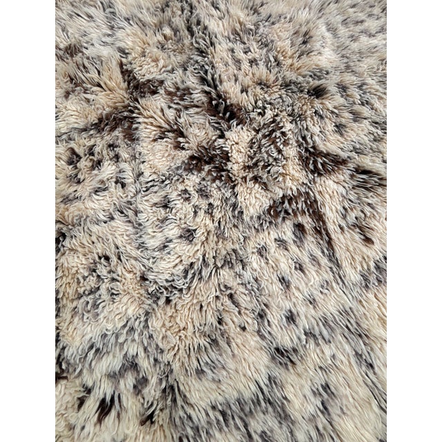 1990s Large Vintage Moroccan Beni Ouarain Marmoucha Rug – Hand Knotted Berber Wool Carpet – Ivory Tribal Atlas Rug For Sale - Image 5 of 12