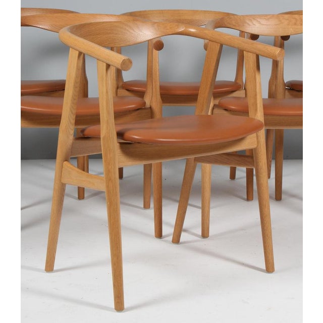 Model GE-525 Armchairs in Oak and Aniline Leather by Hans J. Wegner for Getama, 1990s, Set of 6 For Sale - Image 4 of 12