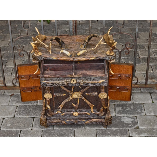 Early 20th Century Black Forest Antler-Mounted Oak Spirits Cabinet, circa 1900 For Sale - Image 5 of 10