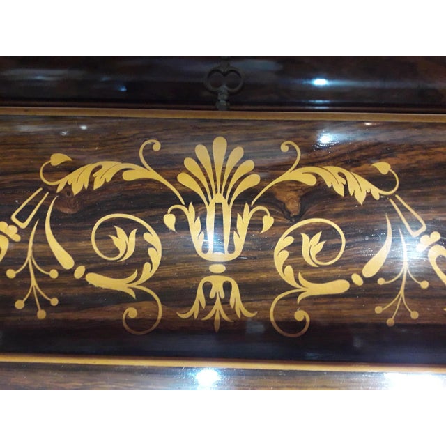 Coffee table with original Carlo x box in walnut wood inlaid with boxwood, this coffee table can also be divided and the...