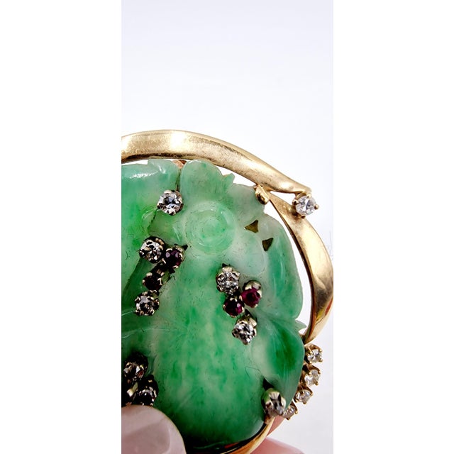 Mid-Century 18 Karat Yellow Gold Brooch with Jade, Diamonds and Rubies, Italy, 1950s For Sale - Image 3 of 11