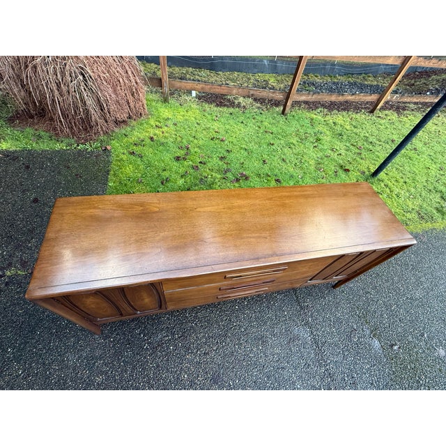 Copper Mid Century Modern Walnut Credenza / Long Dresser by Broyhill Premier, 1960's For Sale - Image 8 of 8