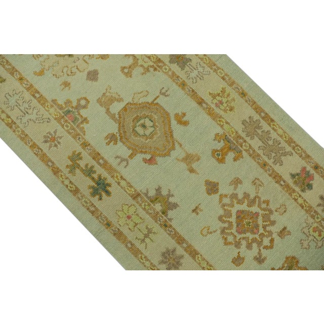 This modern Turkish Oushak rug is a stunning piece of art that has been handwoven using traditional techniques by skilled...