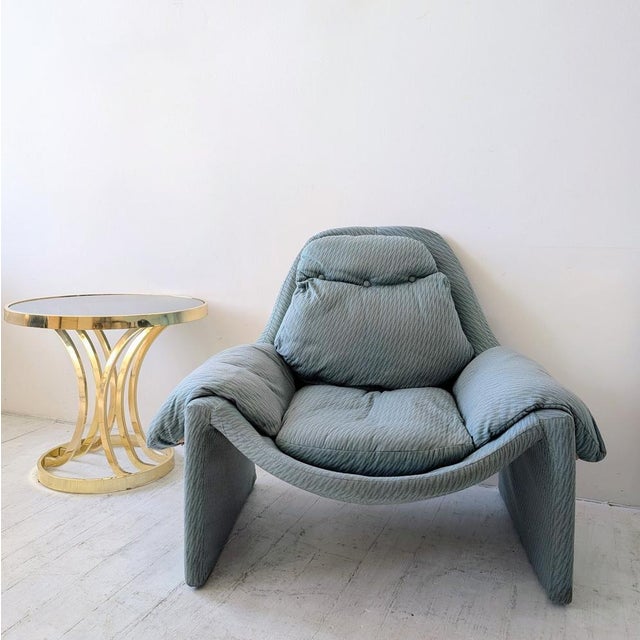 A scarce P60 lounge chair by Vittorio Introini for Saporiti, Italy 1970s. The original blue woven wool mix upholstery...